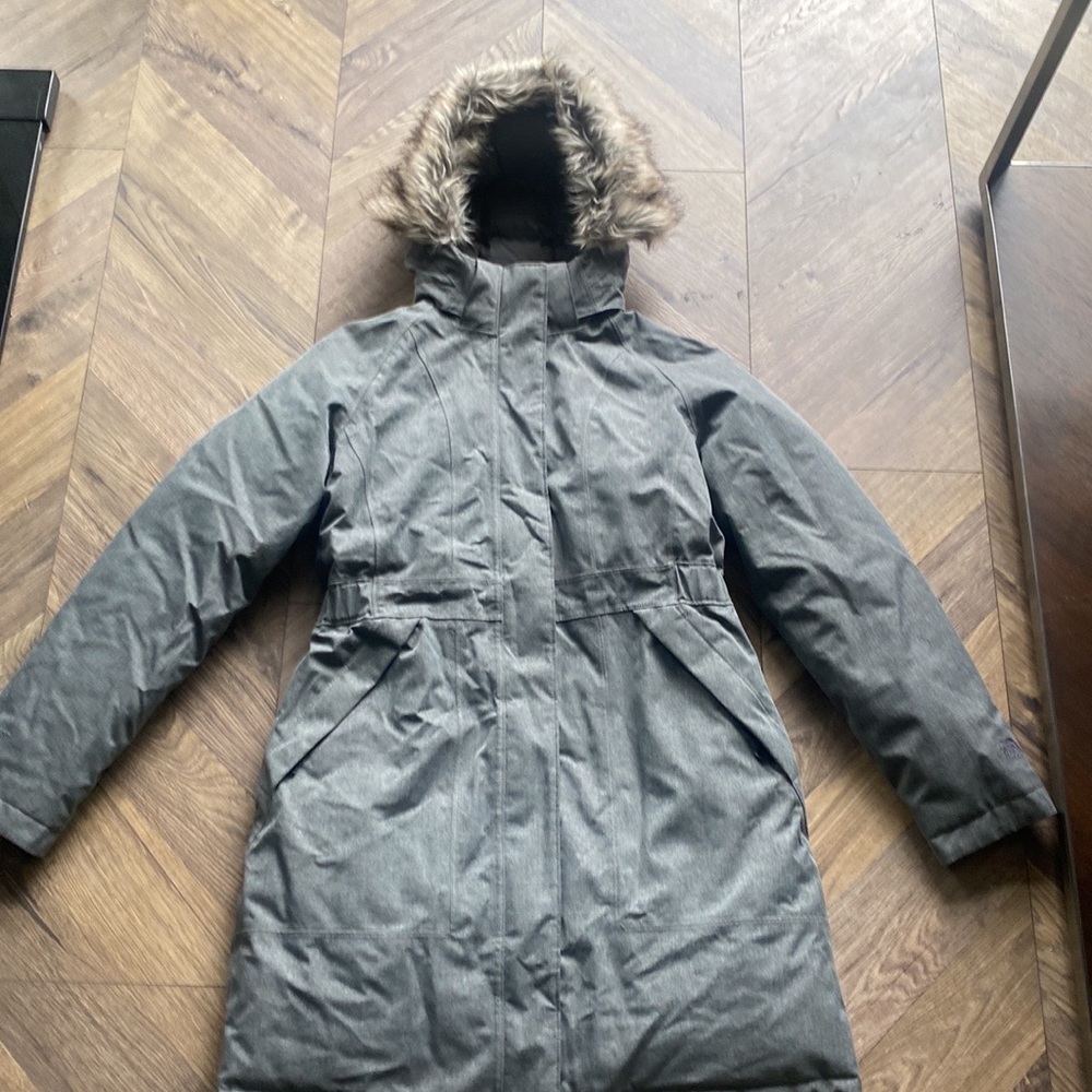 The North Face Women’s Insulated Parka - Picture 2 of 10